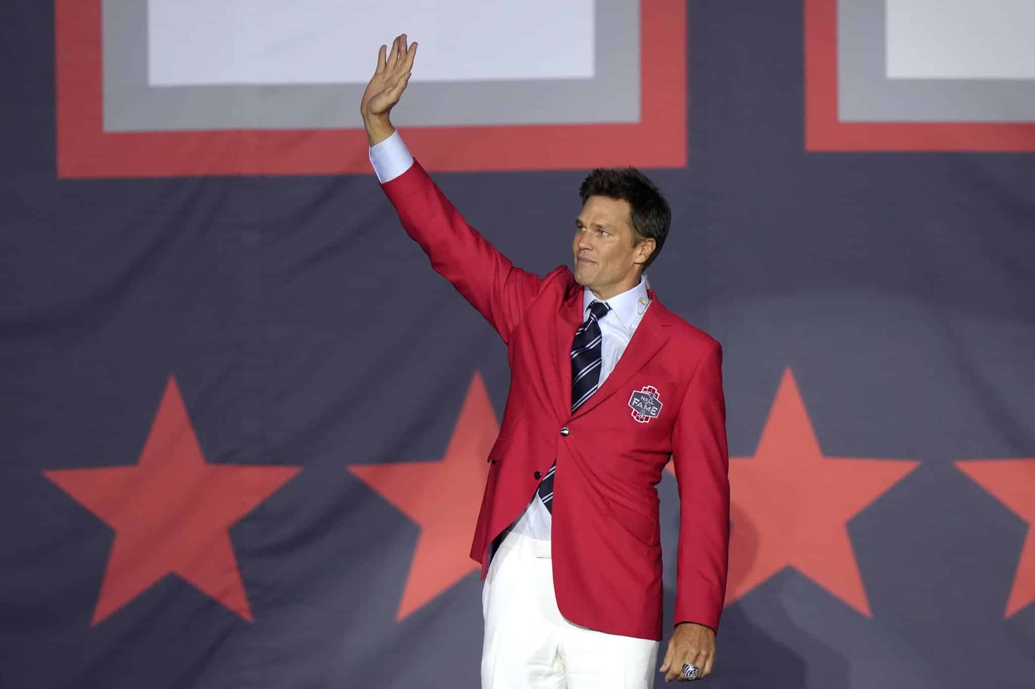 TOM BRADY POSA PARA LA FOTO Y SALUDA