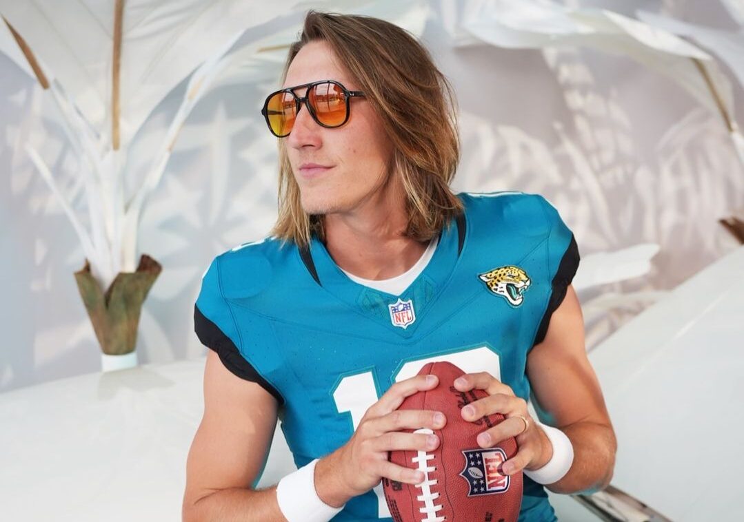 TREVOR LAWRENCE POSA PARA LA FOTO