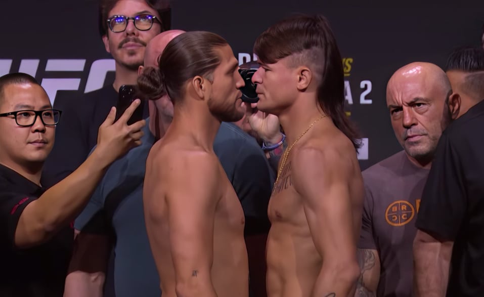 BRIAN ORTEGA A LA IZQUIERDA Y DIEGO LOPES A LA DERECHA, CARA A CARA TRAS EL PESAJE