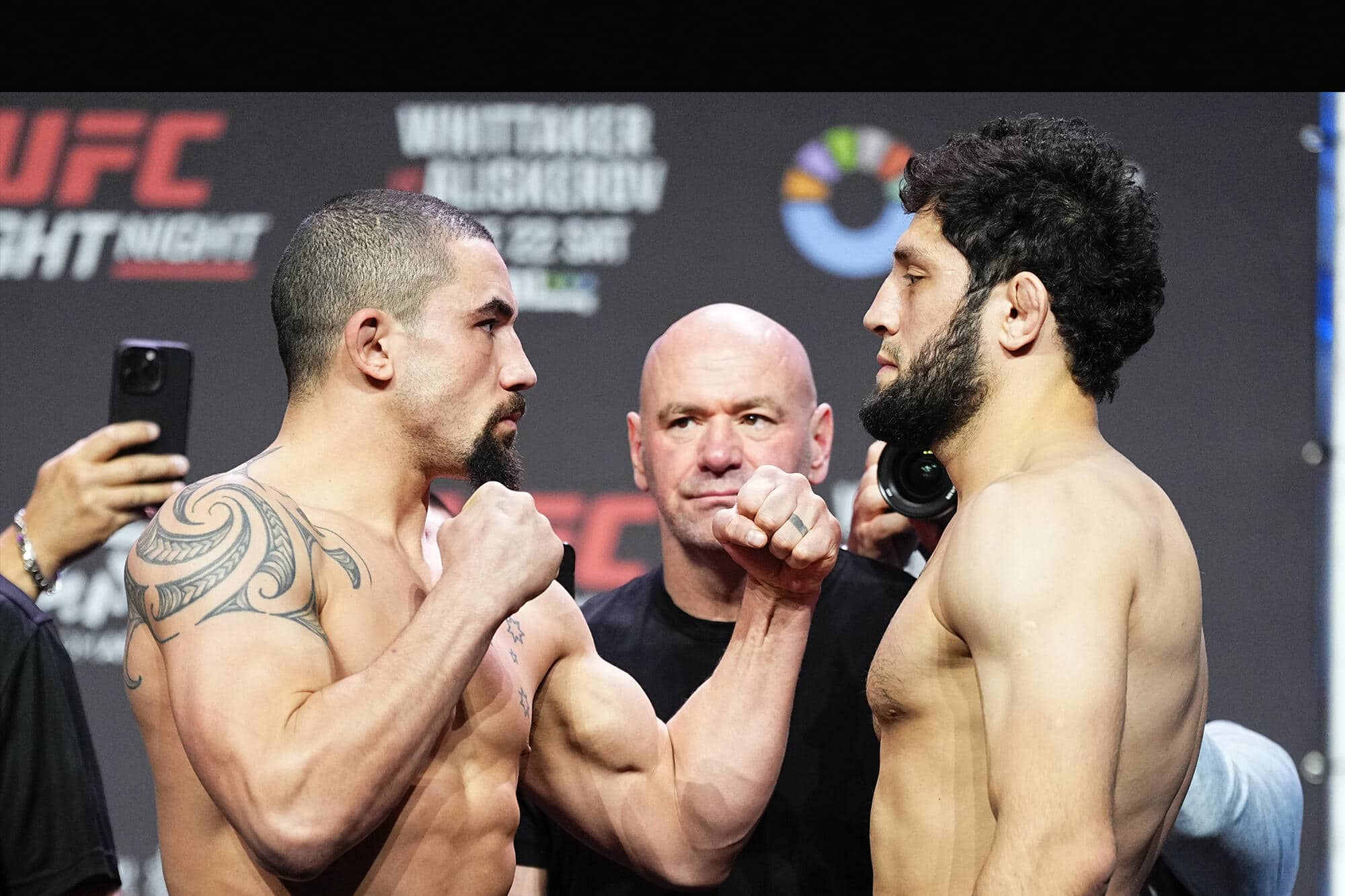 ROBERTH WHITTAKER A LA IZQUIERDA E IKRAM ALISKEROV A LA DERECHA, CARA A CARA TRAS EL PESAJE