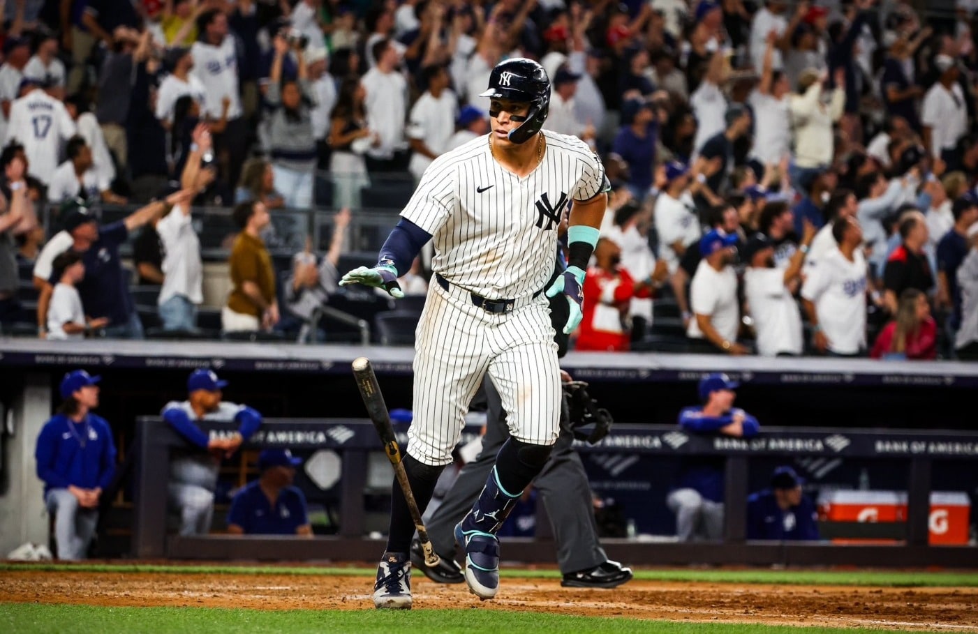 AARON JUDGE ATENTO CORRE POR LA TERCERA BASE