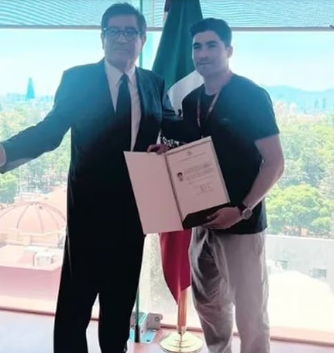 Nico Ibáñez presume sus papeles que lo acreditan como mexicano.