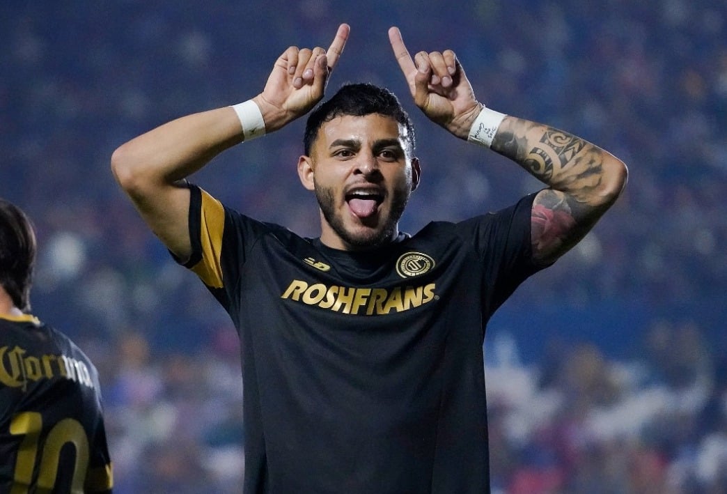 Alexis Vega festeja un gol con Toluca en el Clausura 2024.