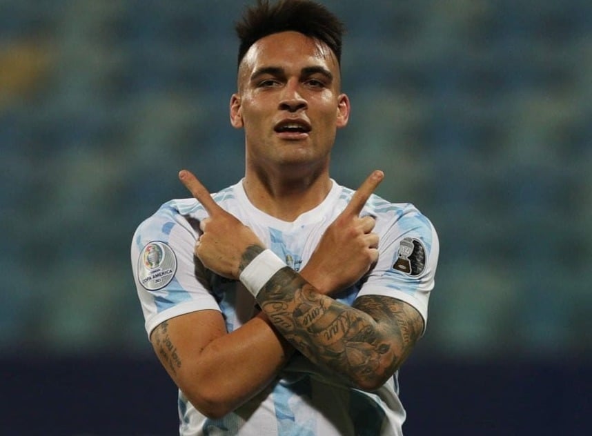 Lautaro Martínez festeja uno de sus dos goles ante Perú.