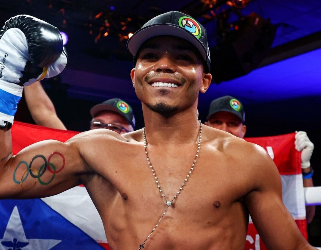 YANKIEL RIVERA POSA PARA LA FOTO TRAS UNA VICTORIA