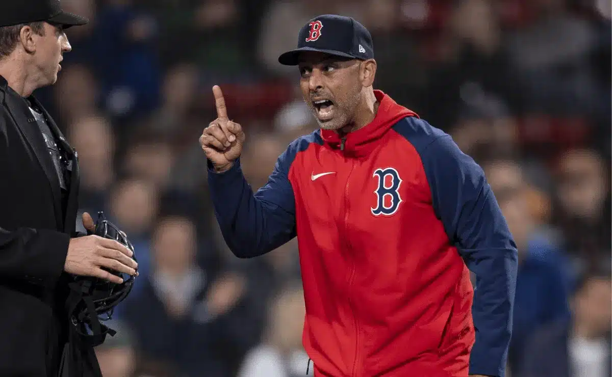 ALEX CORA DISCUTE FUERTE CON EL AMPAYER