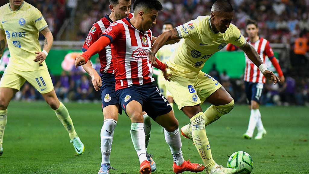 AMÉRICA Y CHIVAS PELEAN FUERTE LA PELOTA