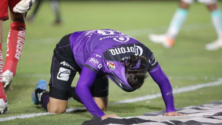 EL OFENSIVO CAE EL PASTO CON UN TRMENDO GESTO DE DOLOR
