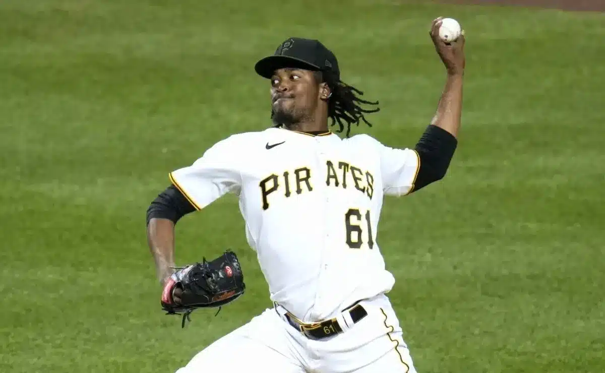 JOSÉ HERNANDEZ LANZANDO ANTE PADRES