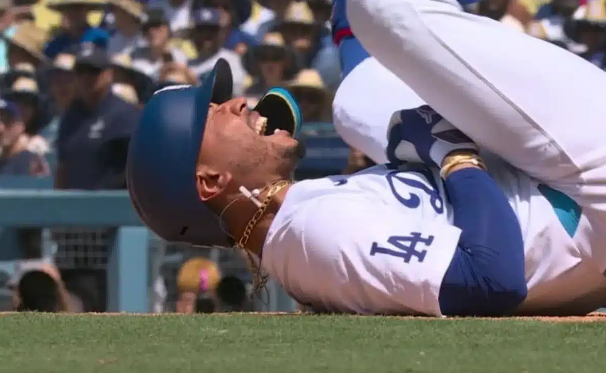 MOOKIE BETTS SE DUELE AL RECIBIR EL BOLAZO