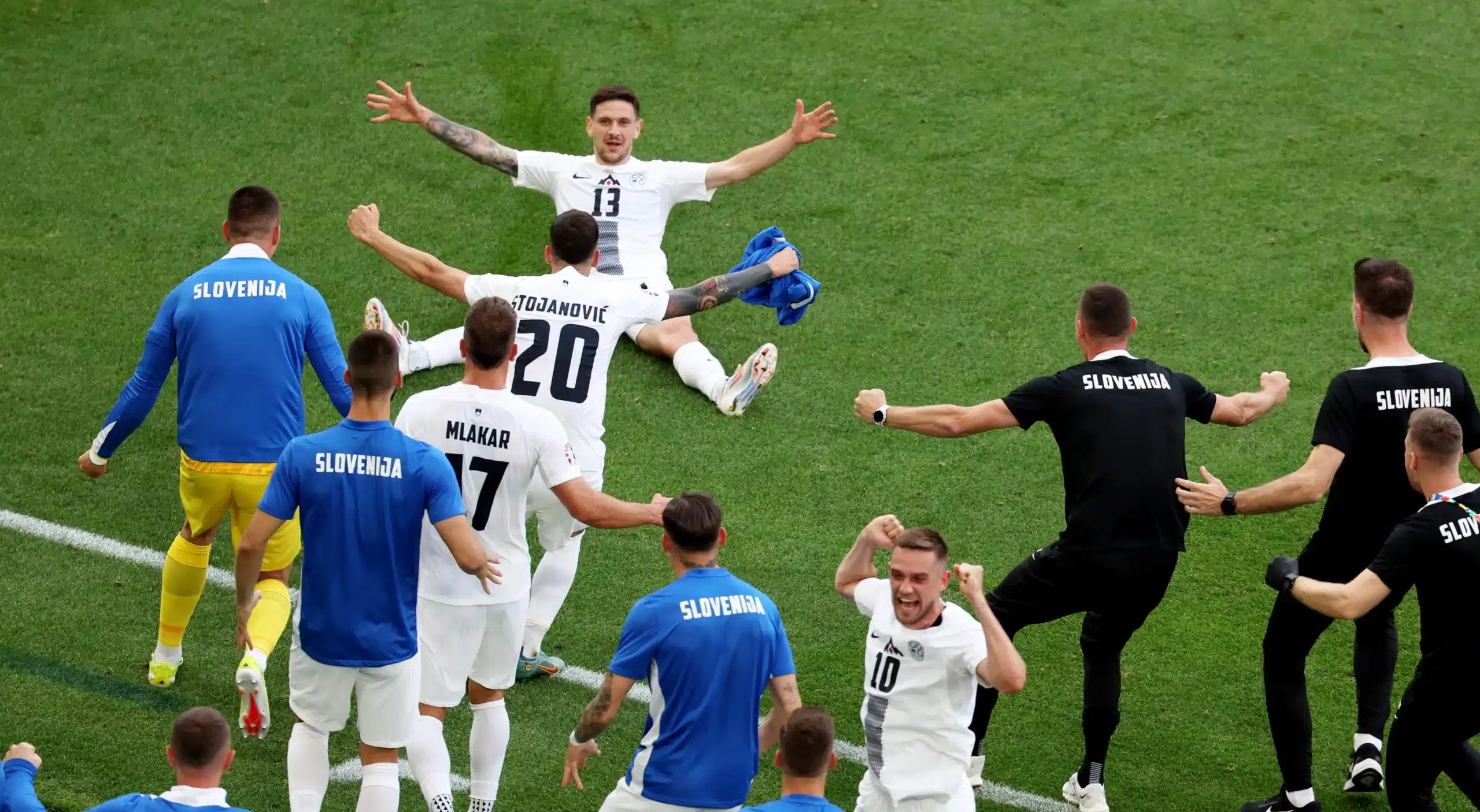 JUGADORES DE ESLOVENIA FESTEJAN EL GOL