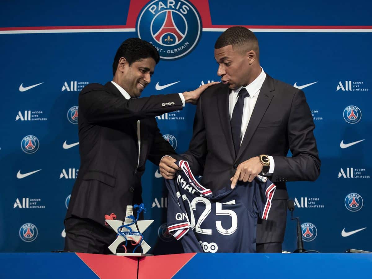 Mbappé junto al dueño del PSG Al Khelaifi en su pasada renovación.