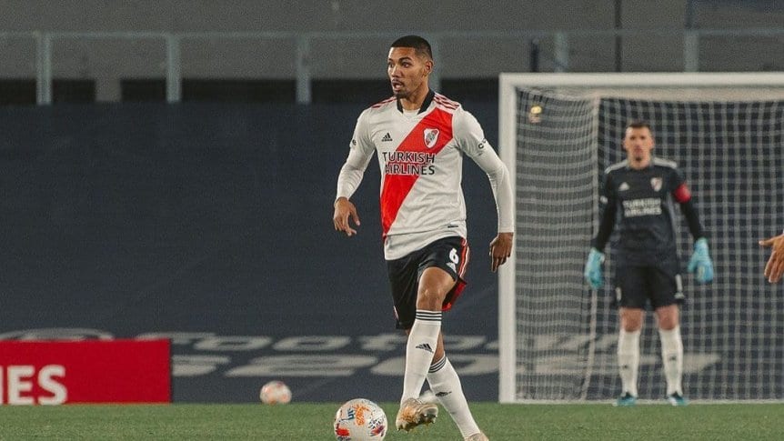 DAVID MARTÍNEZ SALE DEL FONDO CON PELOTA CONTROLADA