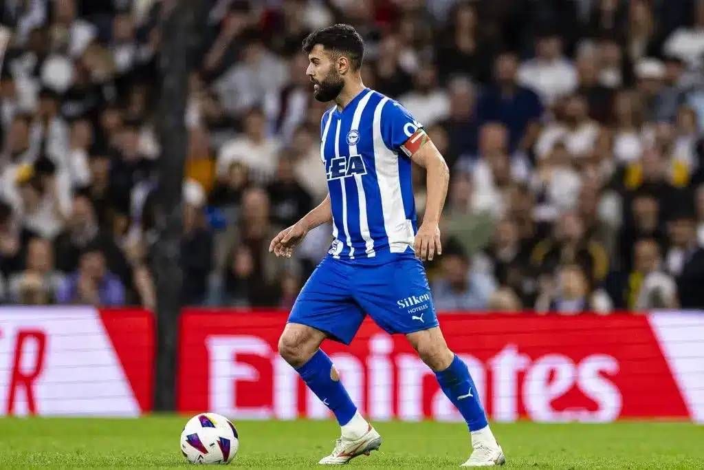 EL DEFENSIVO MANEJA LA PELOTA EN LA SALIDA DE SU EQUIPO