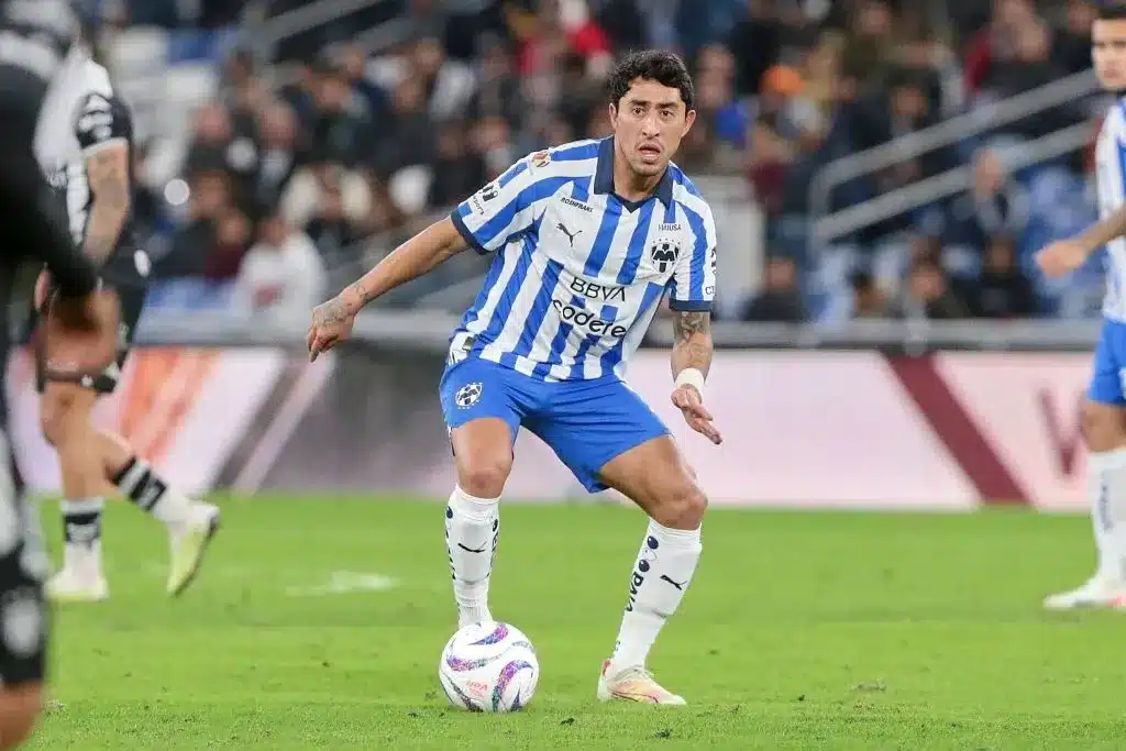 GOVEA CONDUCE EL BALÓN