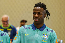 Vinicius en su llegada para el partido de la fecha 2 de la fase de grupos.