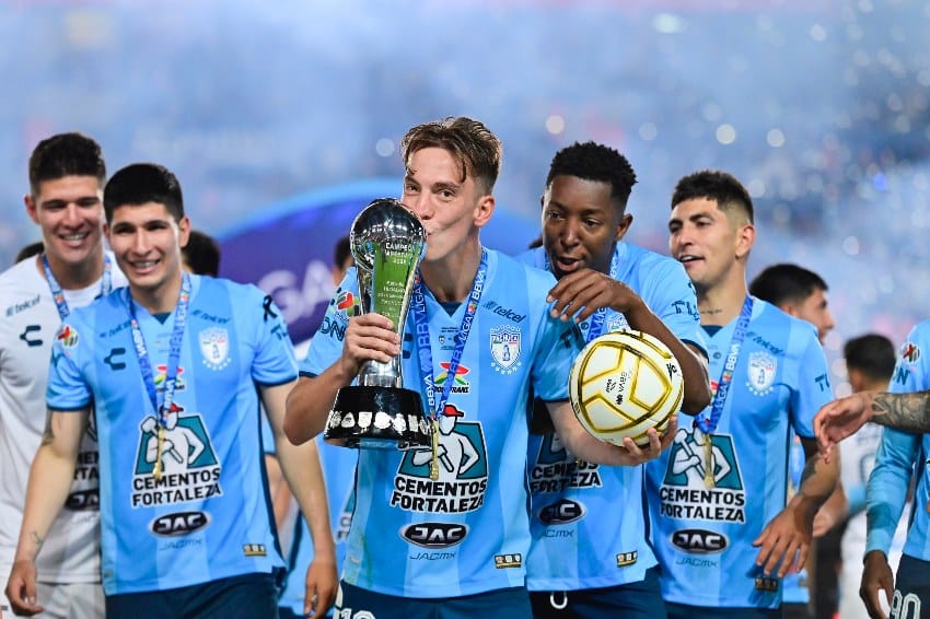 Jugadores de Pachuca festejan su título en Concachampions.
