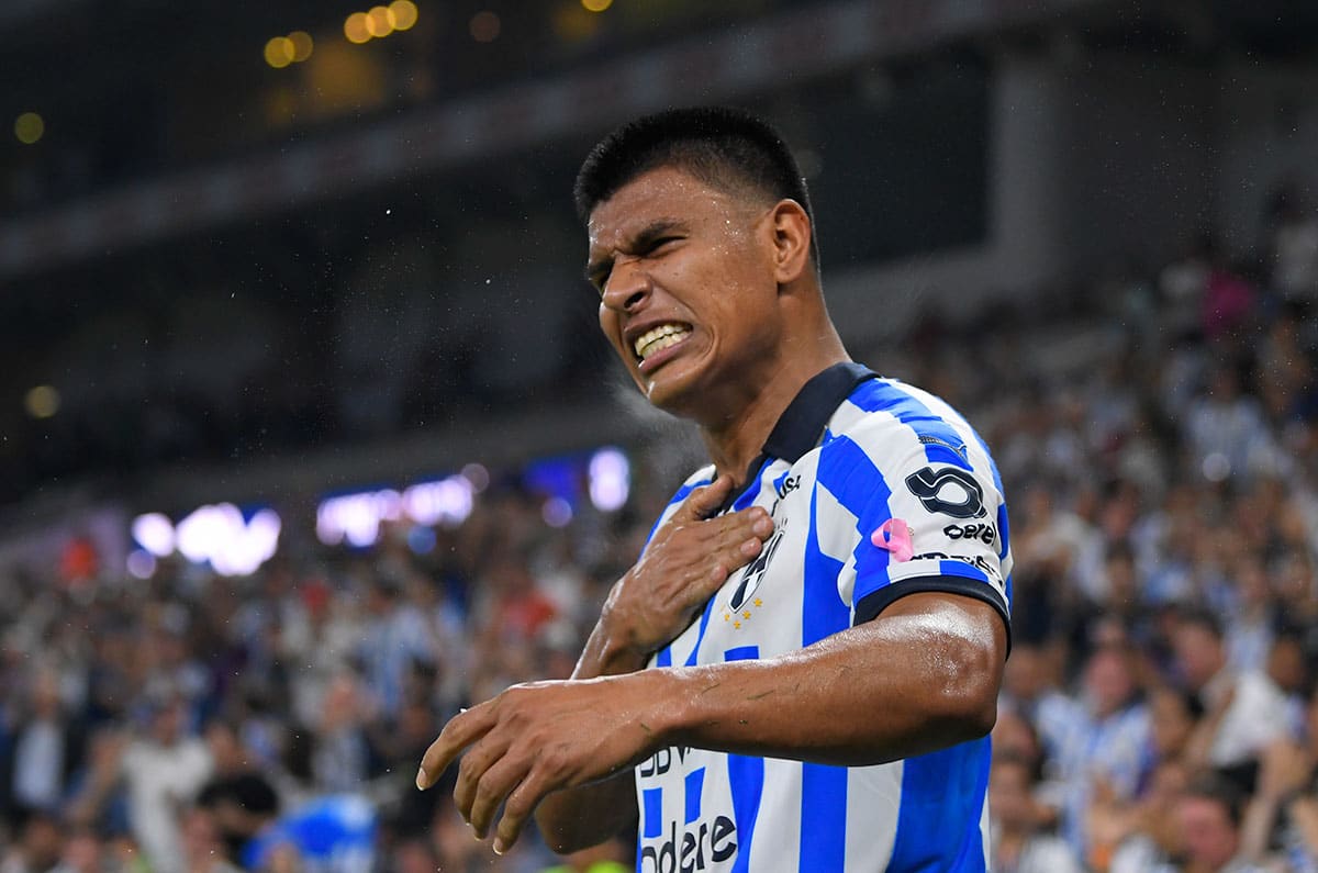 Jesús Gallardo en partido con Rayados de Monterrey.