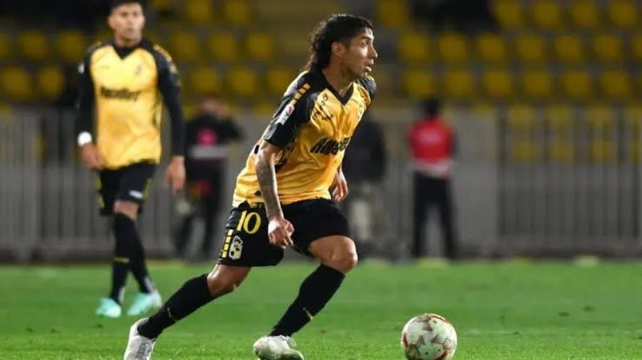 LUCIANO CONDUCE LA PELOTA CON ASUTUCIA Y BUEN CONTROL