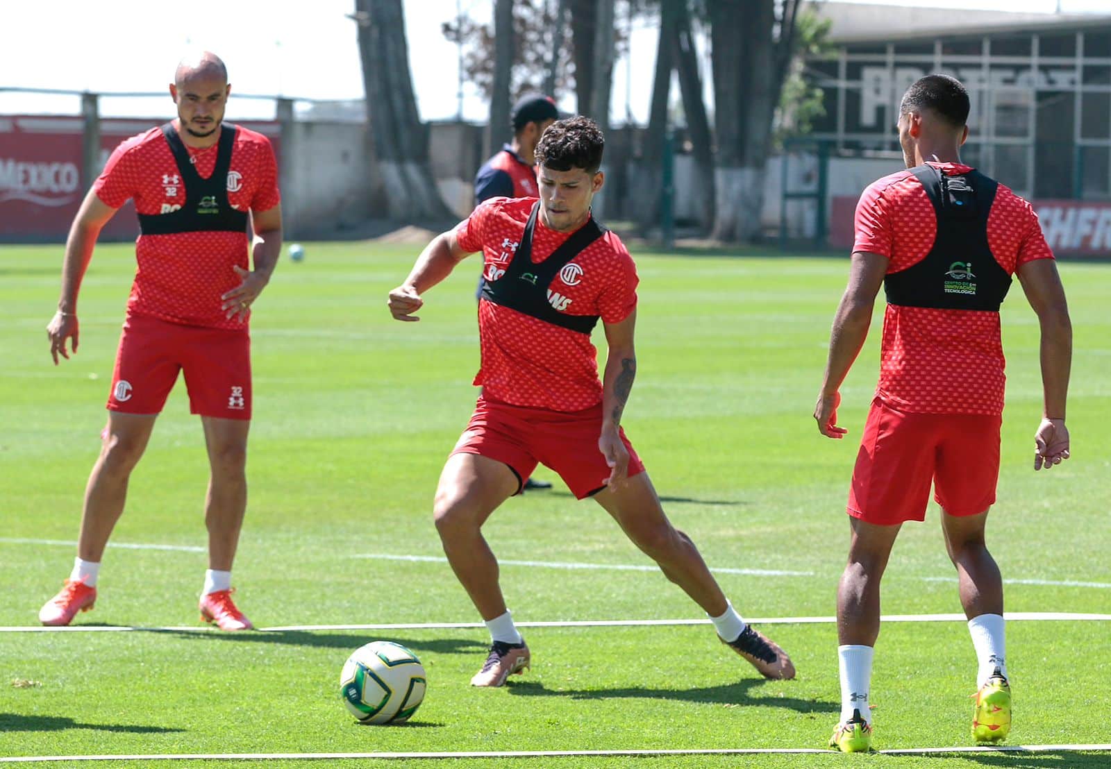 Maxi Araujo en entrenamiento con el Toluca.