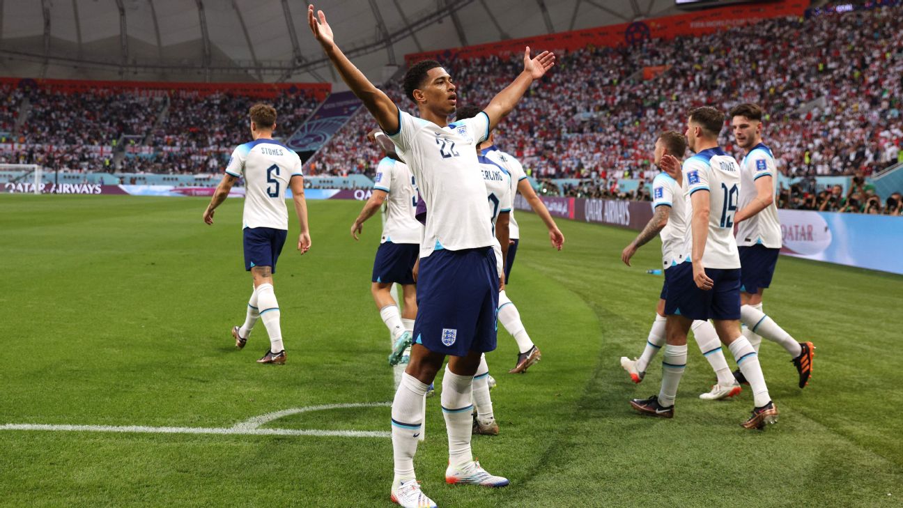 Jude Bellingham festeja gol con la playera de Inglaterra.