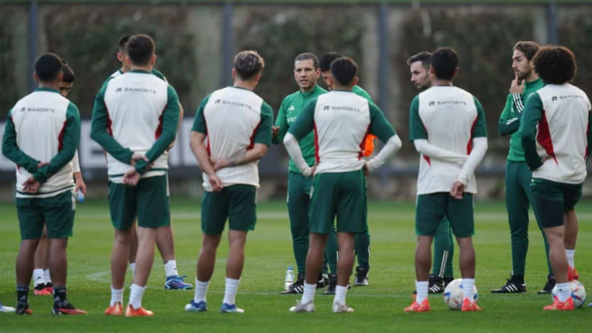 Jaime Lozano en entrenamiento con jugadores del Tricolor.