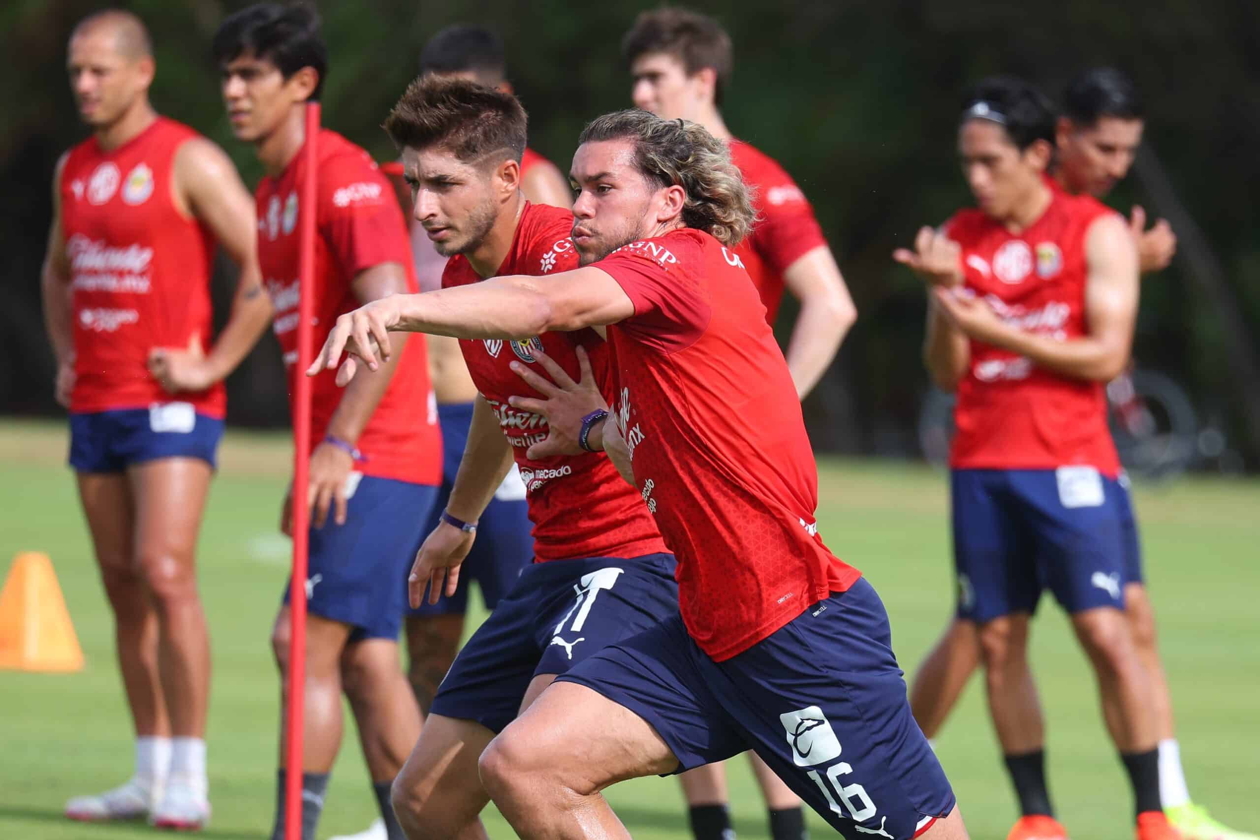 COWEL TRABAJA FUERTE EN EL ENTRENAMIENTO DE CHIVAS