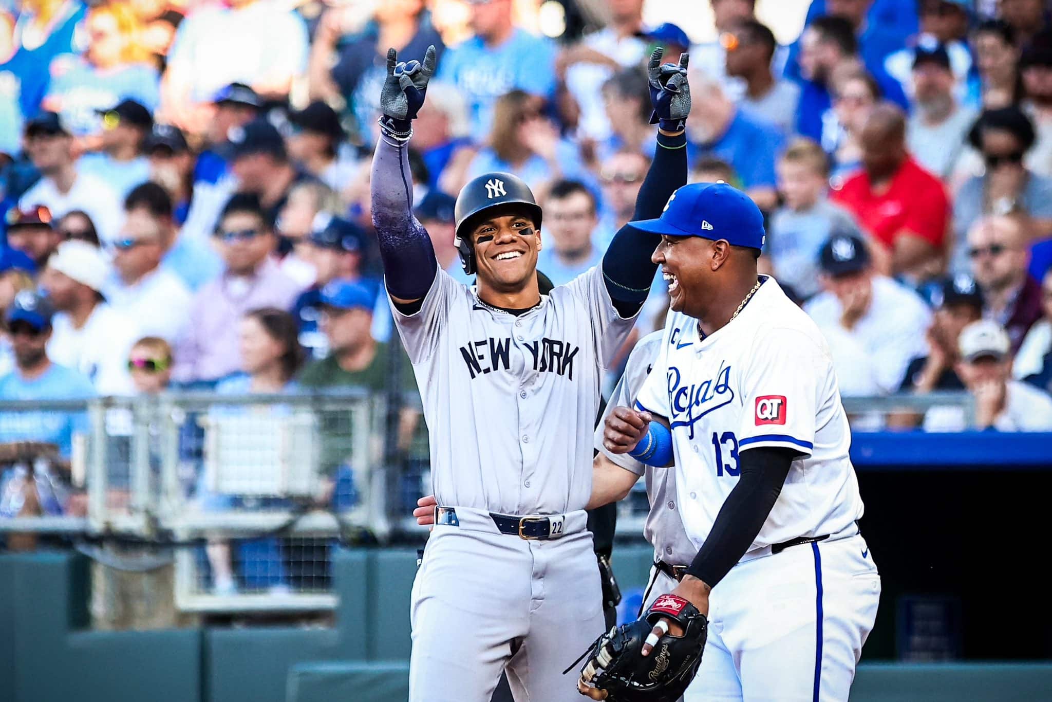 JUAN SOTO ES OVACIONADO POR LOS AFICIONADOS