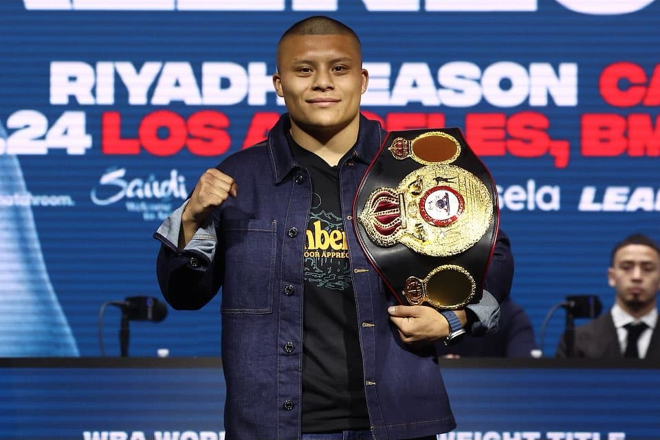 ISAAC 'PITBULL' CRUZ POSA PARA LA FOTO CON SU CINTURÓN DE CAMPEÓN DE LA AMB SUPERLIGERO