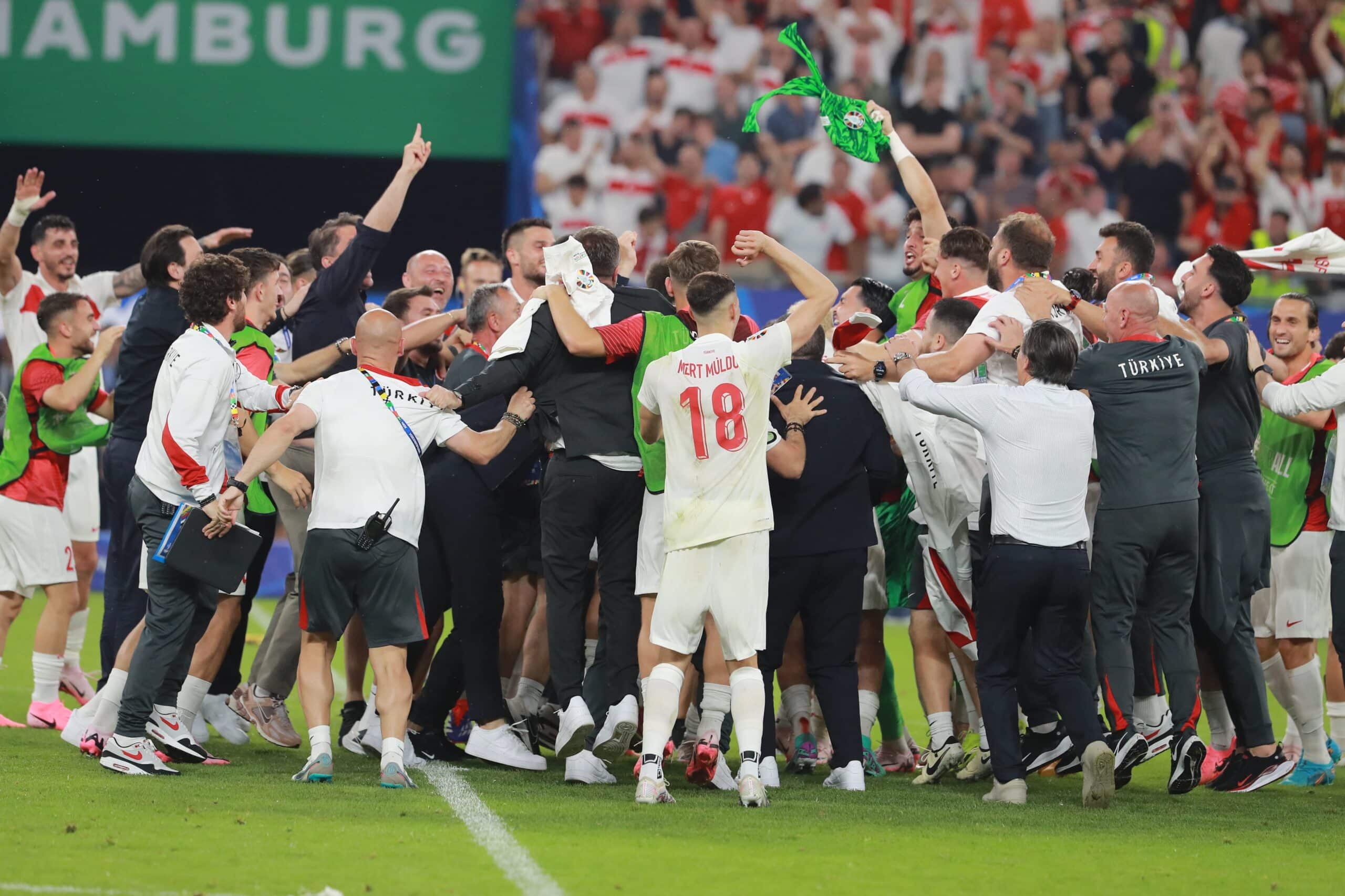 Jugadores turcos festejando su pase a cuartos de final.