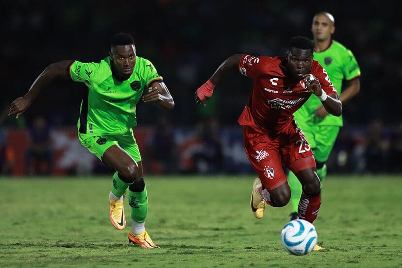 JUGADOR DE ATLAS AVANZA RÁPIDO A LA PUERTA CONTRARIA