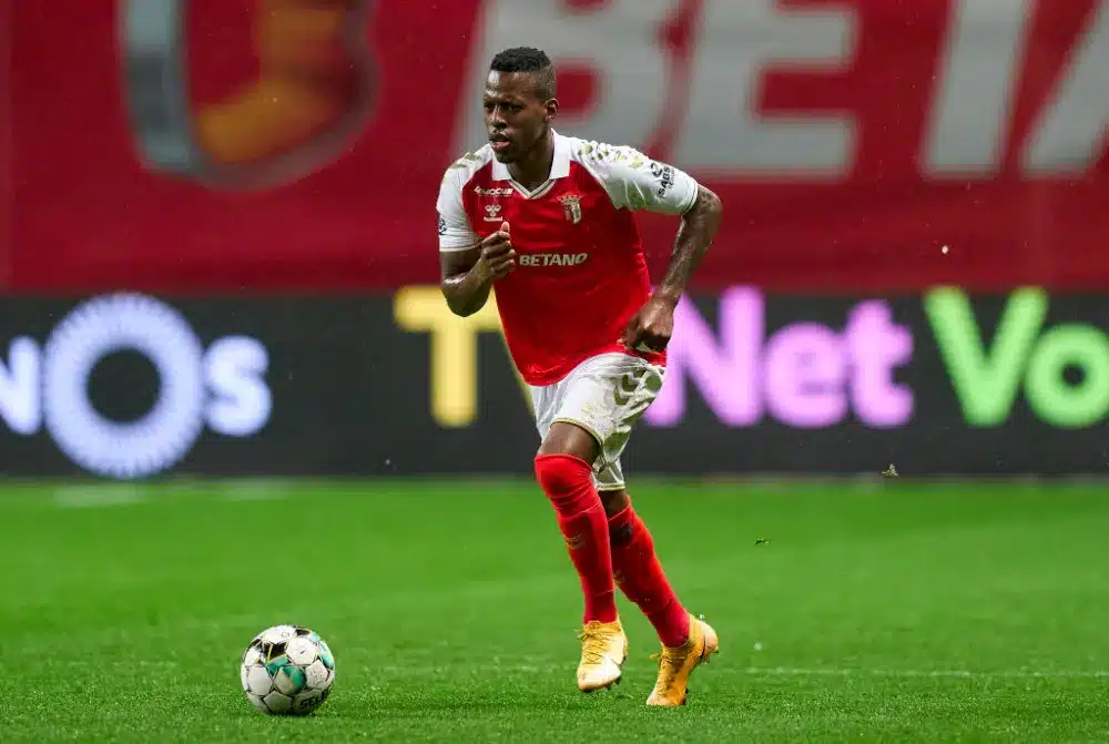 EL COLOMBIANO CONDUCE LA PELOTA