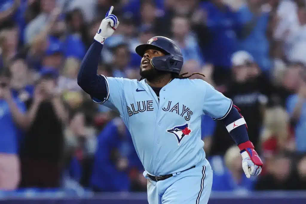 VLADMIR GUERRERO FESTEJA POR SU CUADRANGULAR