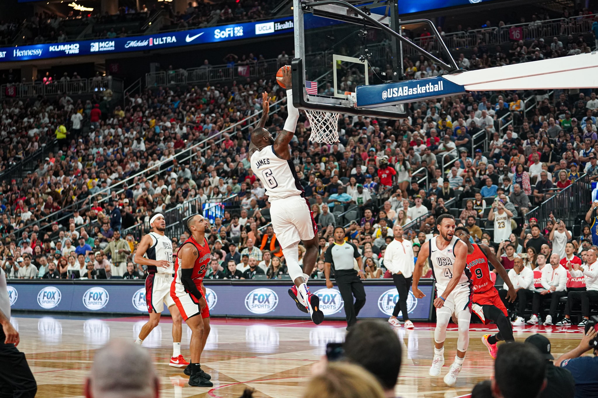 LEBRON JAMES REALIZA UNA CLAVADA PARA ESTADOS UNIDOS SOBRE CANADÁ