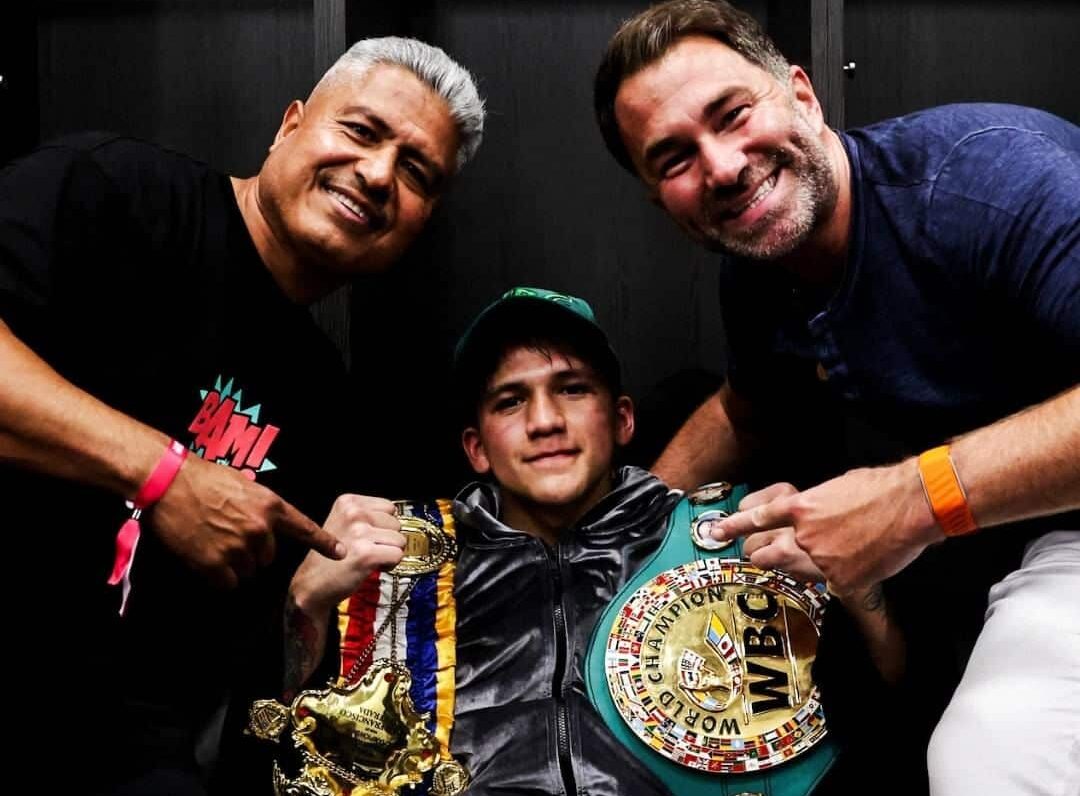 BAM RODRÍGUEZ POSA PARA LA FOTO TRAS VENCER AL GALLO ESTRADA