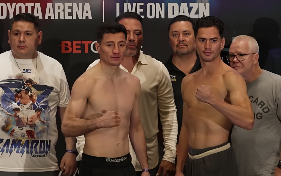 CAMARÓN ZEPEDA A LA IZQUIERDA Y GIOVANNI CABRERA A LA DERECHA, POSAN PARA LA FOTO TRAS EL PESAJE