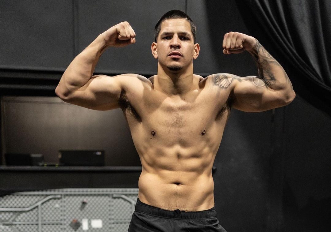 ÉDGAR BERLANGA POSA PARA LA FOTO TRAS UN ENTRENAMIENTO