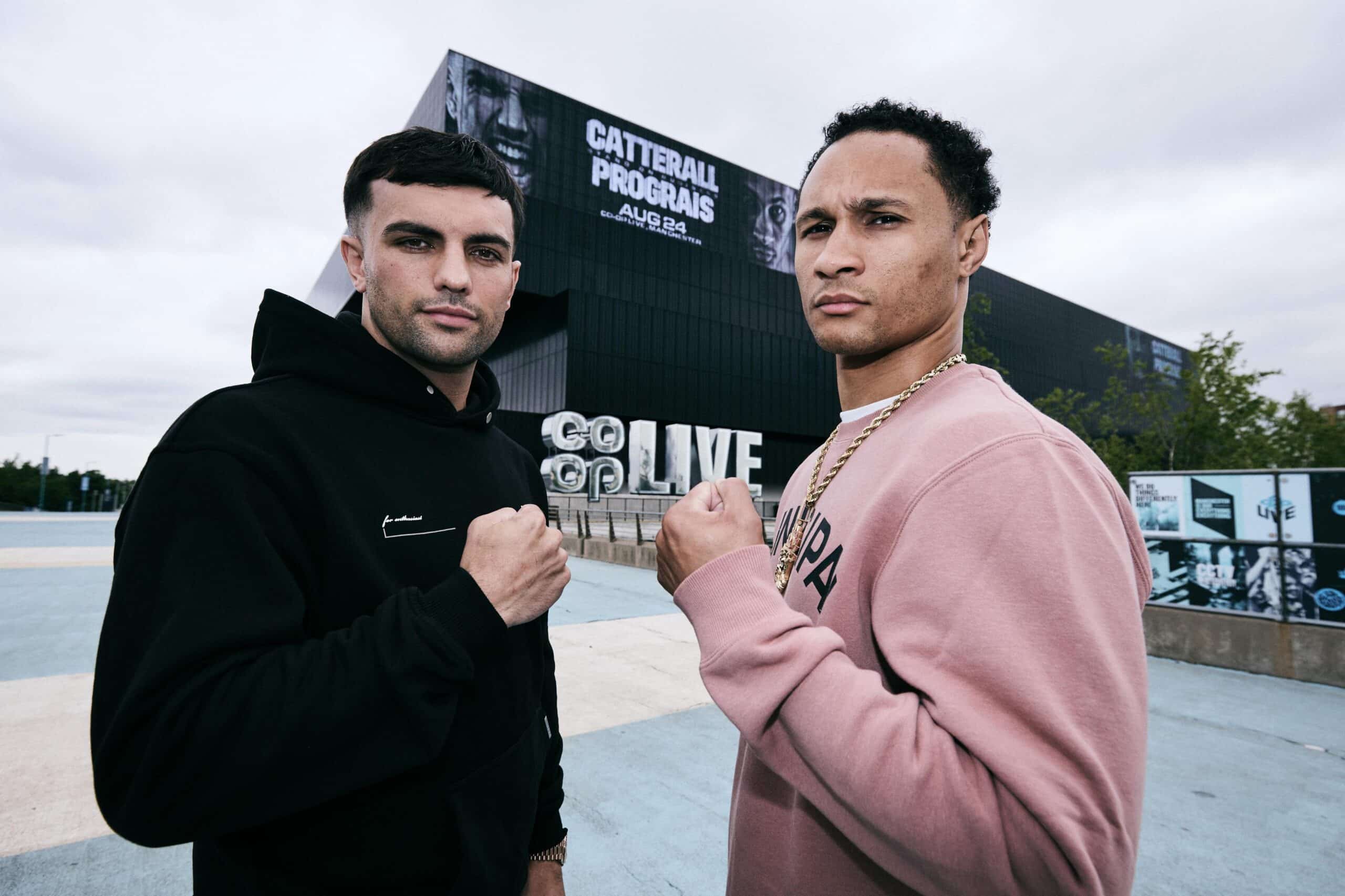 JACK CATTERALL A LA IZQUIERDA Y A LA DERECHA REGIS PROGRAIS, POSAN PARA LA FOTO