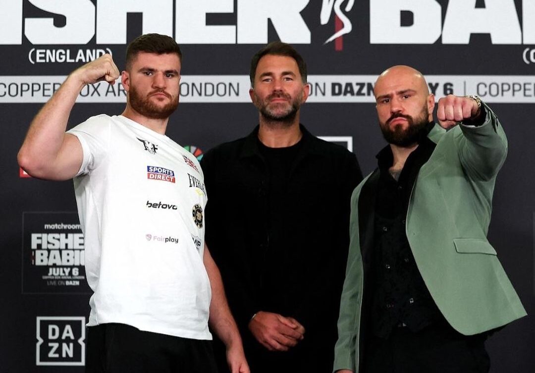 JOHNNY FISHER A LA IZQUIERDA, AL CENTRO EDDIE HEARN DE MATCHROOM BOXING, Y A LA DERECHA ALEN BABIC A LA DERECHA