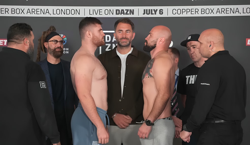 JOHNNY FISHER A LA IZQUIERDA Y ALEN BABIC A LA DERECHA, CARA A CARA TRAS EL PESAJE