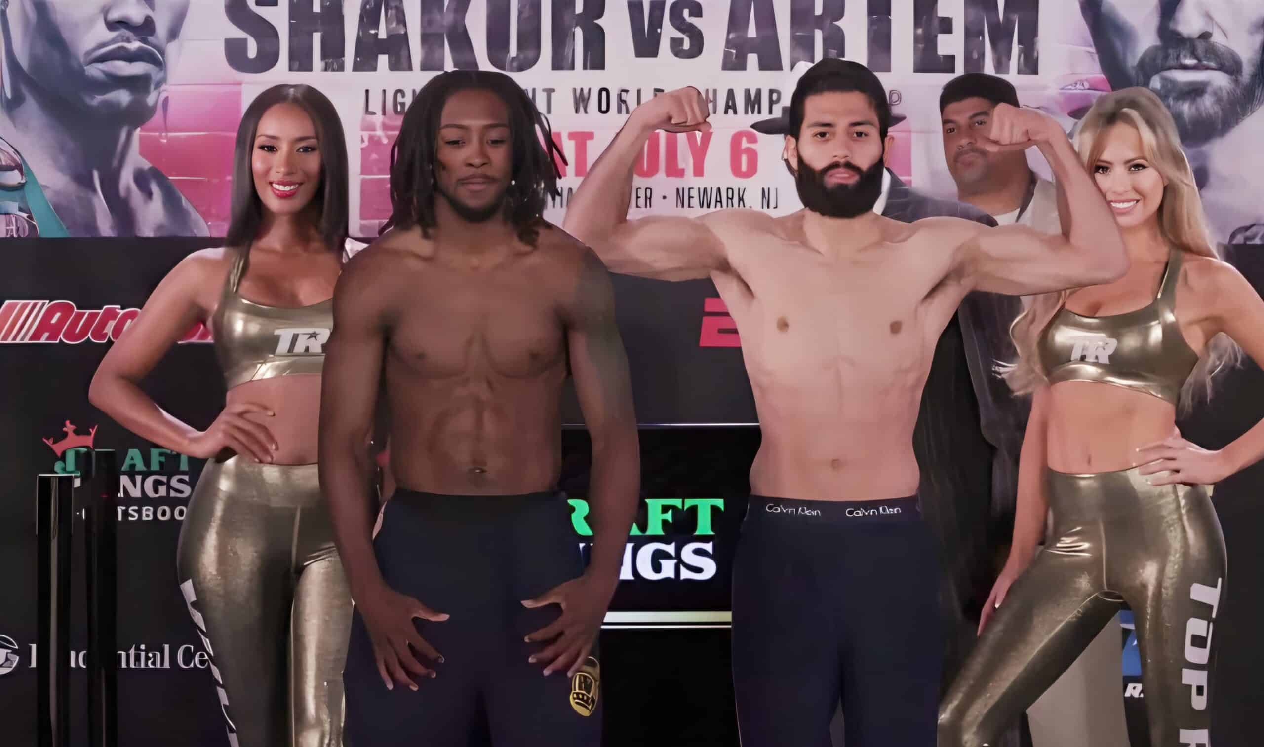 KEYSHAWN DAVIS A LA IZQUIERDA Y MIGUEL MADUEÑO A LA DERECHA, POSAN PARA LA FOTO TRAS EL PESAJE