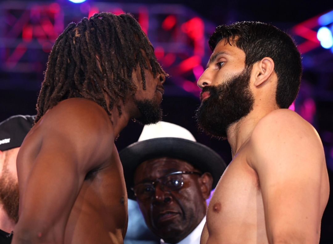 KEYSHAWN DAVIS A LA IZQUIERDA Y MIGUEL MADUEÑO A LA DERECHA, CARA A CARA TRAS EL PESAJE