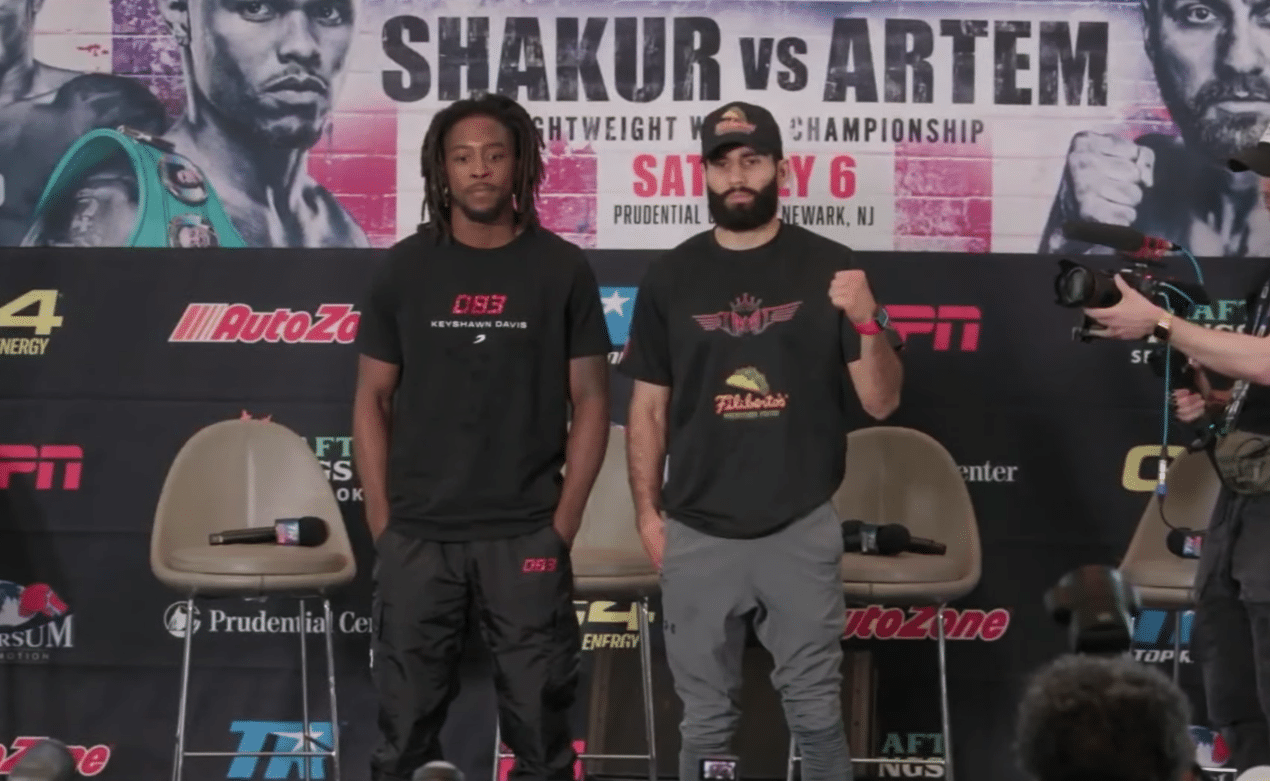 KEYSHAWN DAVIS A LA IZQUIERDA Y MIGUEL MADUEÑO A LA DERECHA, POSAN PARA LA FOTO TRAS LA RUEDA DE PRENSA