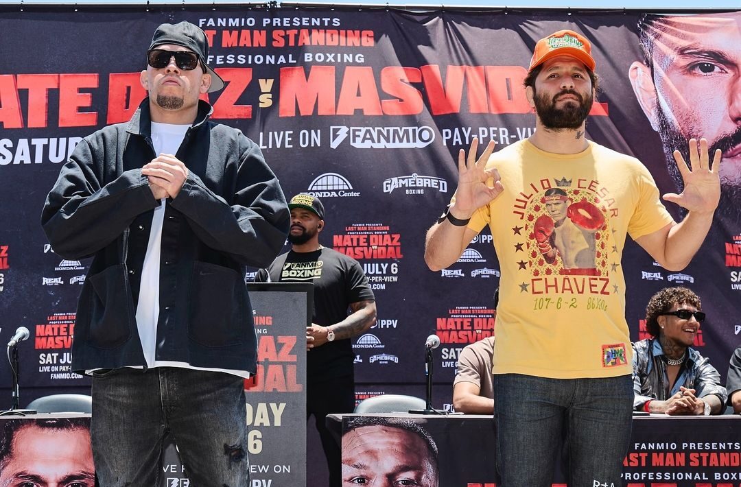 NATE DÍAZ A LA IZQUIERDA Y JORGE MASVIDAL A LA DERECHA, POSAN PARA LA FOTO