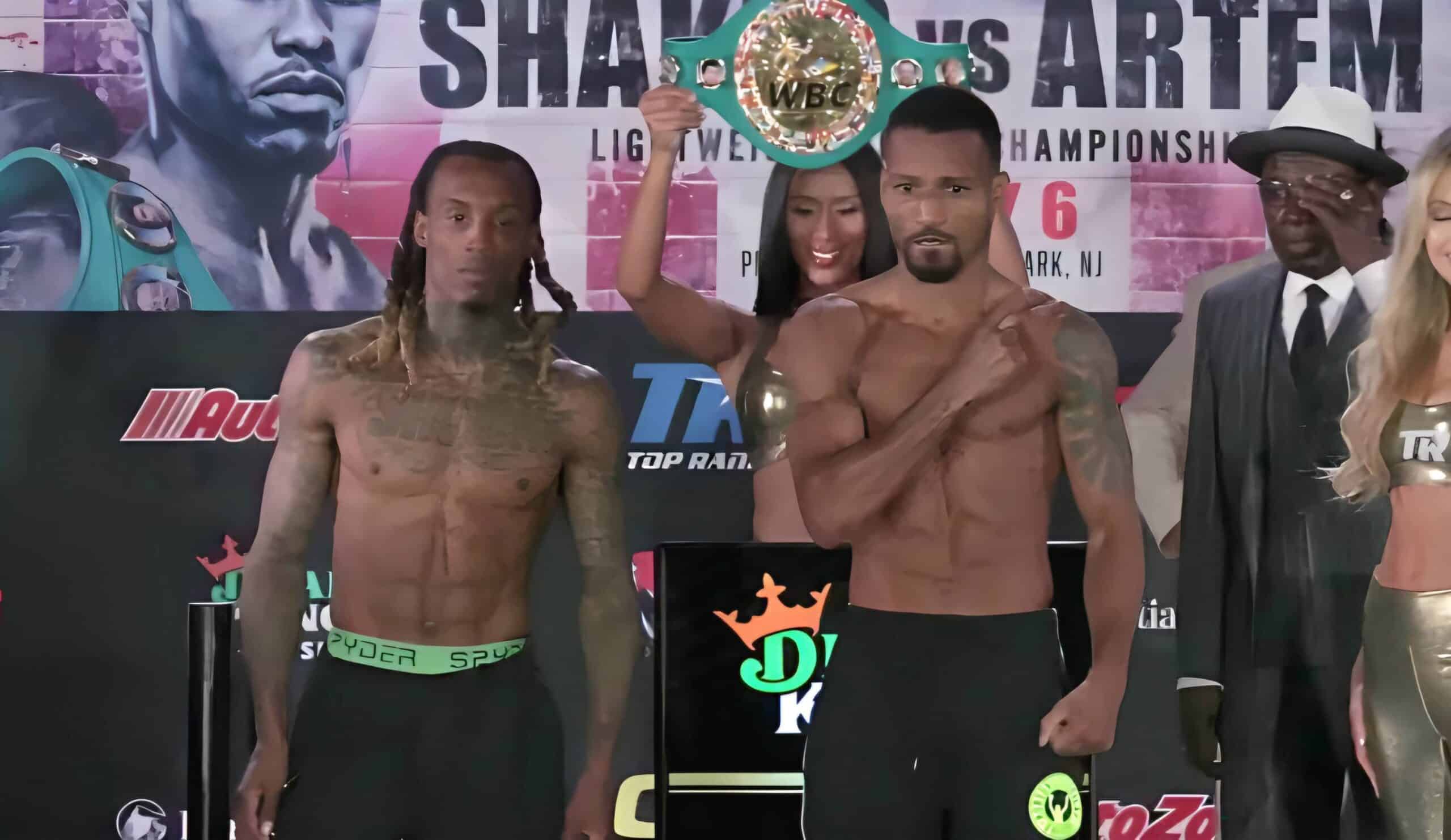 O'SHAQUIE FOSTER A LA IZQUIERDA Y ROBSON CONCEIÇÃO A LA DERECHA, POSAN PARA LA FOTO TRAS EL PESAJE