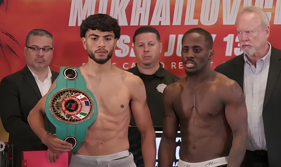 RAYMOND MURATALLA A LA IZQUIERDA Y TEVIN FARMER A LA DEERCHA, POSAN PARA LA FOTO TRAS EL PESAJE