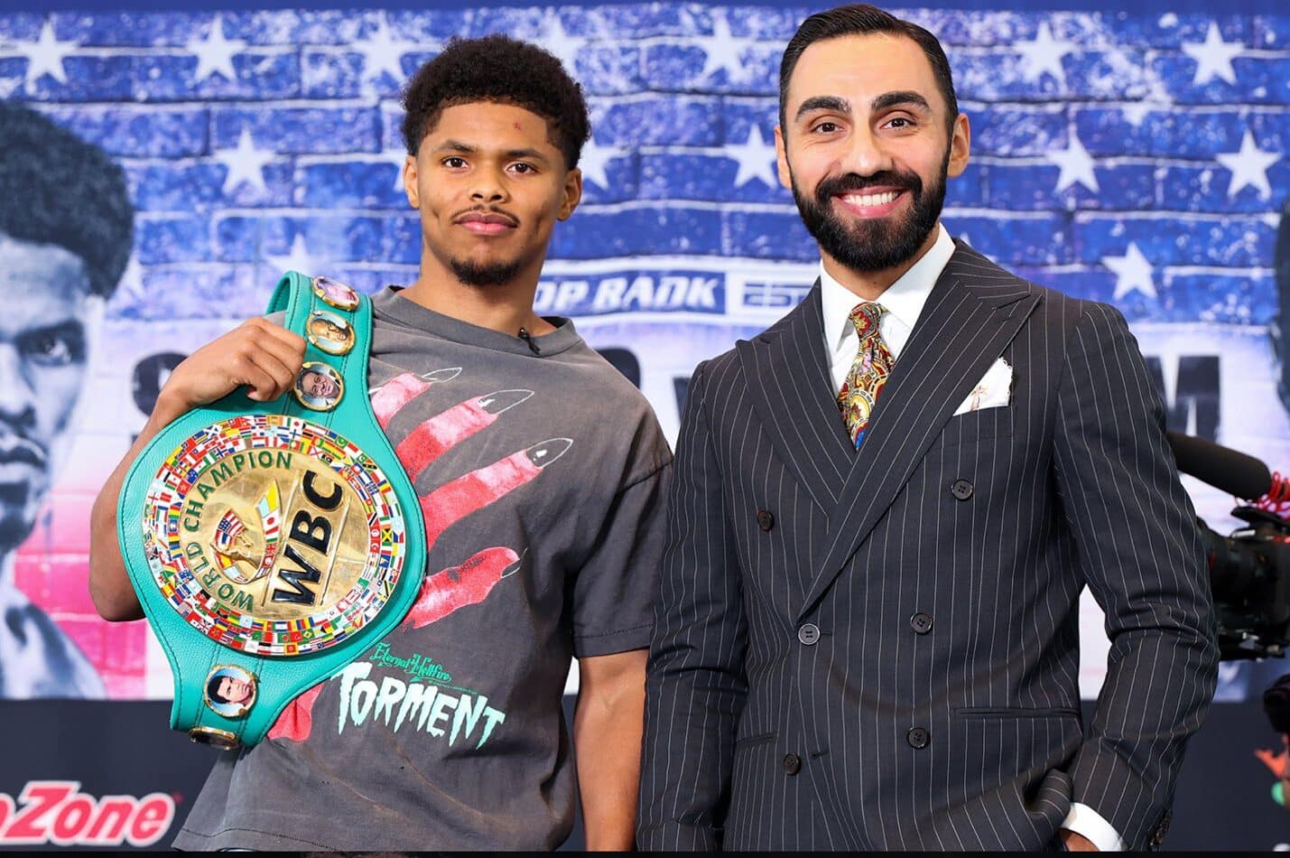 SHAKUR STEVENSON A LA IZQUIERDA Y A LA DERECHA ARTEM HARUTYUNYAN, POSAN PARA LA FOTO TRAS LA RUEDA DE PRENSA