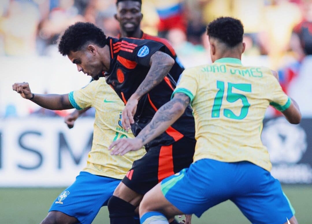 JUGADOR DE COLOMBIA Y BRASIL SE DISPUTAN EL BALÓN