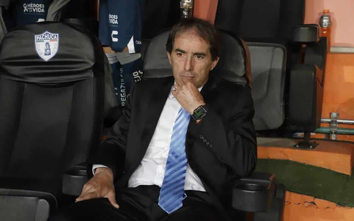 Guillermo Almada en el banquillo de los Tuzos del Pachuca.