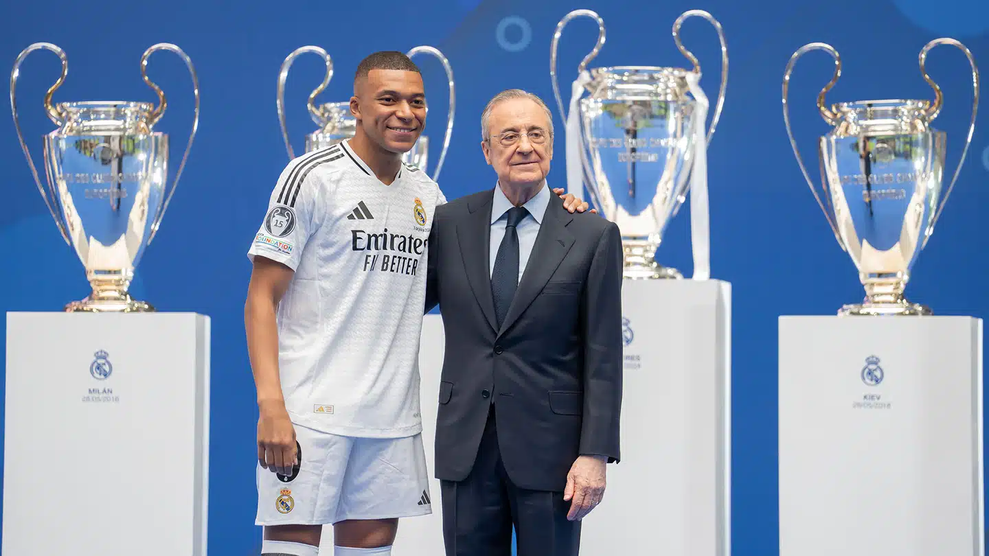 KYLIAN MBAPPÉ POSA PARA LA FOTO JUNTO A FLORENTINO PÉREZ